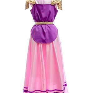 Puede incluir: Un disfraz de cosplay con un vestido rosa y morado con detalles dorados. El vestido tiene un cuello alto, un corpi&ntilde;o morado y una falda larga y fluida de color rosa. Hombreras doradas y un cintur&oacute;n dorado completan el look.