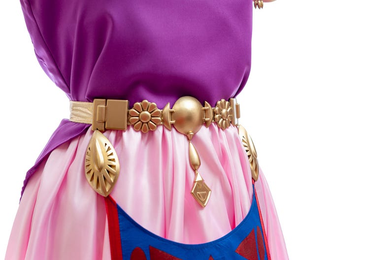 Puede incluir: Primer plano de un disfraz con una parte superior morada y una falda rosa. Un cintur&oacute;n dorado con detalles florales y geom&eacute;tricos acent&uacute;a la cintura. La falda tiene detalles azules y rojos.