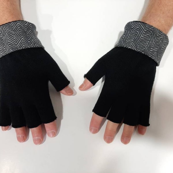 Mitaines HOMME avec doigts, base unie noire, revers en jersey molleton chevrons gris noirs,  taille unique