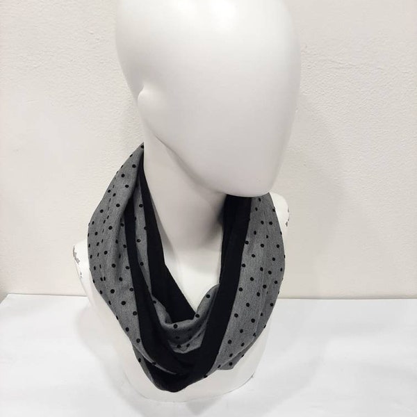 Snood femme, col écharpe femme ,  en tissu jersey gris à pois  noirs et laine polaire noire unie, écharpe douce, souple et chaude