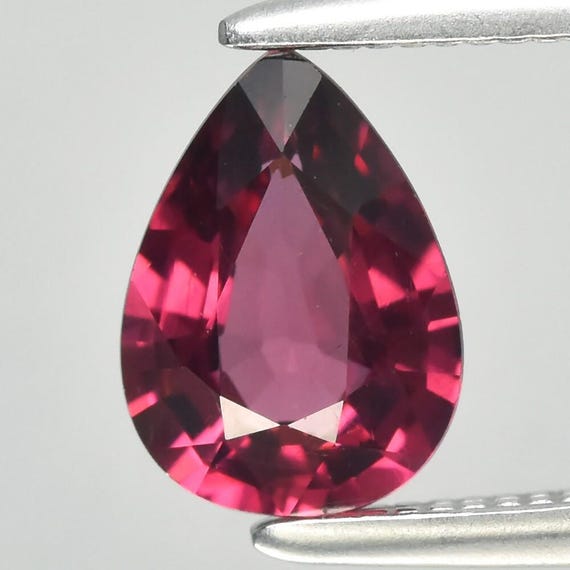 天然紫ピンクマラヤガーネット 7 mm x 5 mm ペアシェイプ 0.83ct