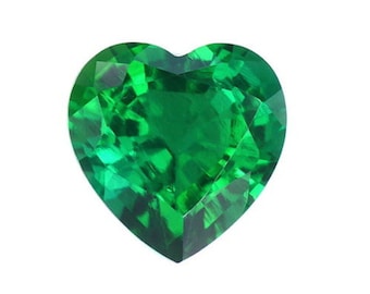 Op de afbeelding: Een hartvormige smaragd edelsteen met een diepgroene kleur en een facetgeslepen vorm.