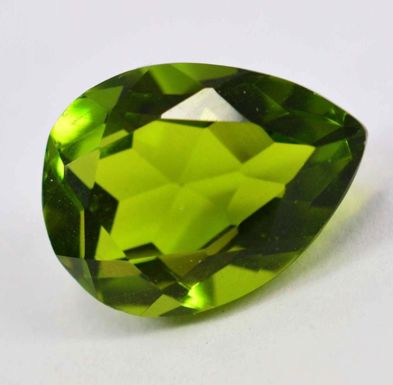 Péridot du Pakistan, taille briolette percée/3,04 carats Péridot du Pakistan, taille briolette percée/3,04 carats