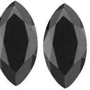 Puede incluir: Dos piedras preciosas negras en forma de marquesa. Las piedras preciosas son facetadas y tienen un alto pulido.