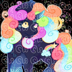 Könnte beinhalten: Digitale Illustration eines dunkelblauen Einhorns mit Regenbogenmähne und -schwanz. Das Einhorn hat ein blaues Horn, gelbe Augen und einen kleinen Regenbogen mit einem Stern. Der Hintergrund ist schwarz mit weißen Wirbeln.