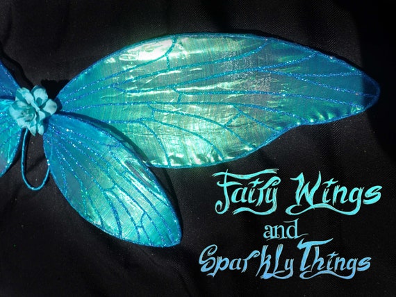 Ailes de holographique fées irisé holographique de libellule adulte bleu avec des accents de strass idéal pour costume de cosplay ou fée - prêt à être posté ! d39500 Ailes de holographique fées irisé holographique de libellule adulte bleu avec des accents de strass idéal pour costume de cosplay ou fée - prêt à être posté ! d39500