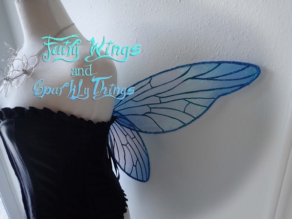 Ailes de holographique fées irisé holographique de libellule adulte bleu avec des accents de strass idéal pour costume de cosplay ou fée - prêt à être posté ! d39500 Ailes de holographique fées irisé holographique de libellule adulte bleu avec des accents de strass idéal pour costume de cosplay ou fée - prêt à être posté ! d39500