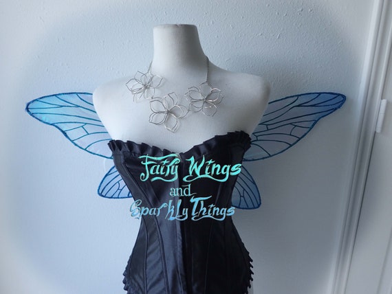 Ailes de holographique fées irisé holographique de libellule adulte bleu avec des accents de strass idéal pour costume de cosplay ou fée - prêt à être posté ! d39500 Ailes de holographique fées irisé holographique de libellule adulte bleu avec des accents de strass idéal pour costume de cosplay ou fée - prêt à être posté ! d39500