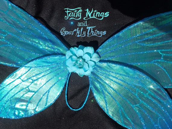 Ailes de holographique fées irisé holographique de libellule adulte bleu avec des accents de strass idéal pour costume de cosplay ou fée - prêt à être posté ! d39500 Ailes de holographique fées irisé holographique de libellule adulte bleu avec des accents de strass idéal pour costume de cosplay ou fée - prêt à être posté ! d39500