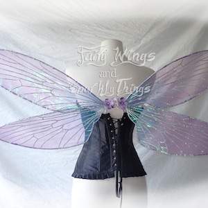 Alas de libélula adultas iridiscentes moradas con detalles plateados holográficos para bodas de cuentos de hadas, ferias renacentistas, Halloween o cosplay.