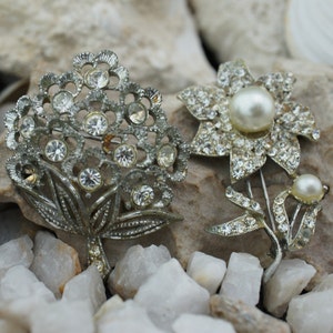 Jewelry Vintage Sarah Coventry Silver Tone Floral Clear Crystal Rhinestone CZ Brooch Strawberry Flower Circa Minimalist Modernist  sa335