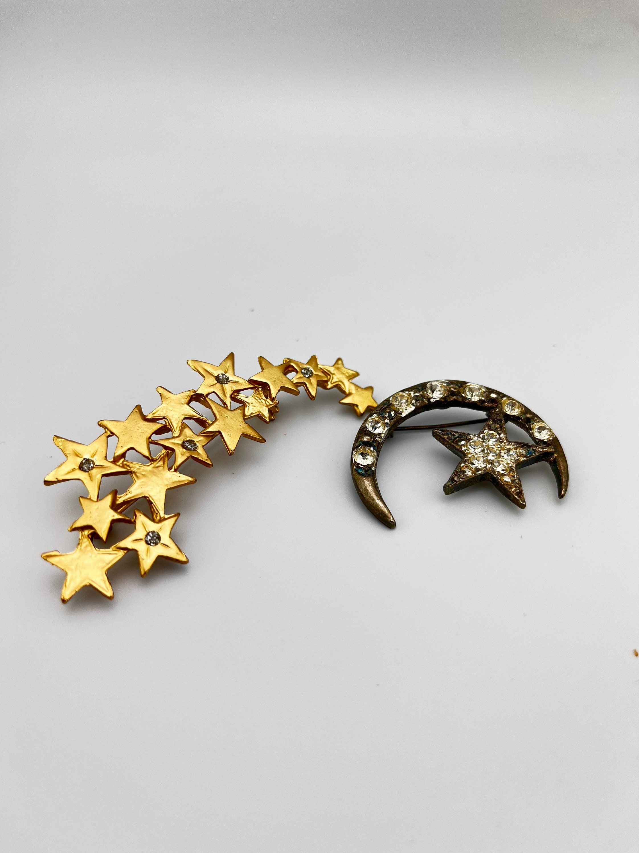 Broche Vintage Anglaise Soleil étoiles Lune – Bronze Doré, Début XXe Siècle | Pièce Ancienne, Thème Astral, Bijou D'occasion Unique | Parfaite Pour Collectionneurs