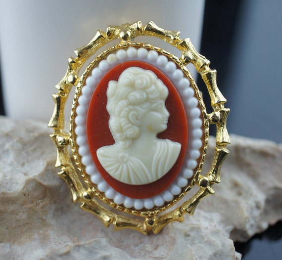 Vintage Jewelry Victorian Golden Gold Tone Cameo Lady Pin Brooch Beautifully Detailed cc125