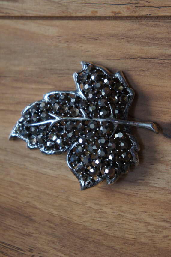 Vintage  Jewelry Cubic Zirconia Brooch Liaf Pin D… - image 4