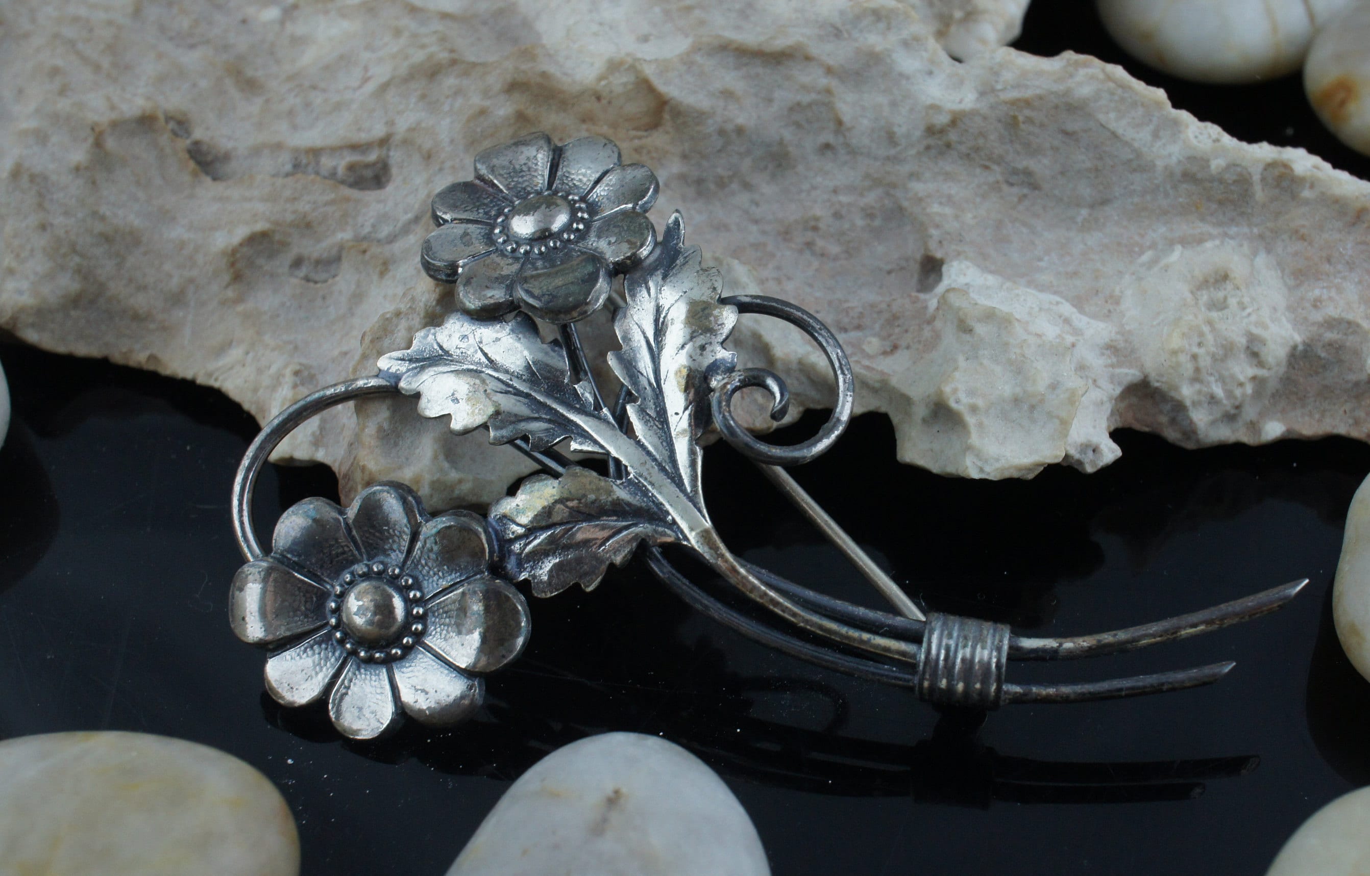 Broche Vintage Argentée - Bouquet De Fleur Unique - Bijou élégant Occasion (réf. 2645)