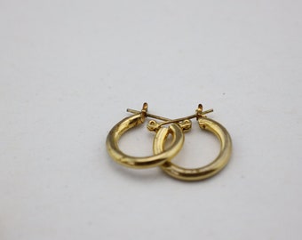 Boucles D'oreilles Percées Vintage - Décor En Relief Couleur Or Poli - Modèle *3236 - Occasion
