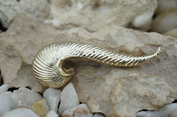 WMCA Art Deco Jewelry Gold Tone Brooch Pin Ribbed