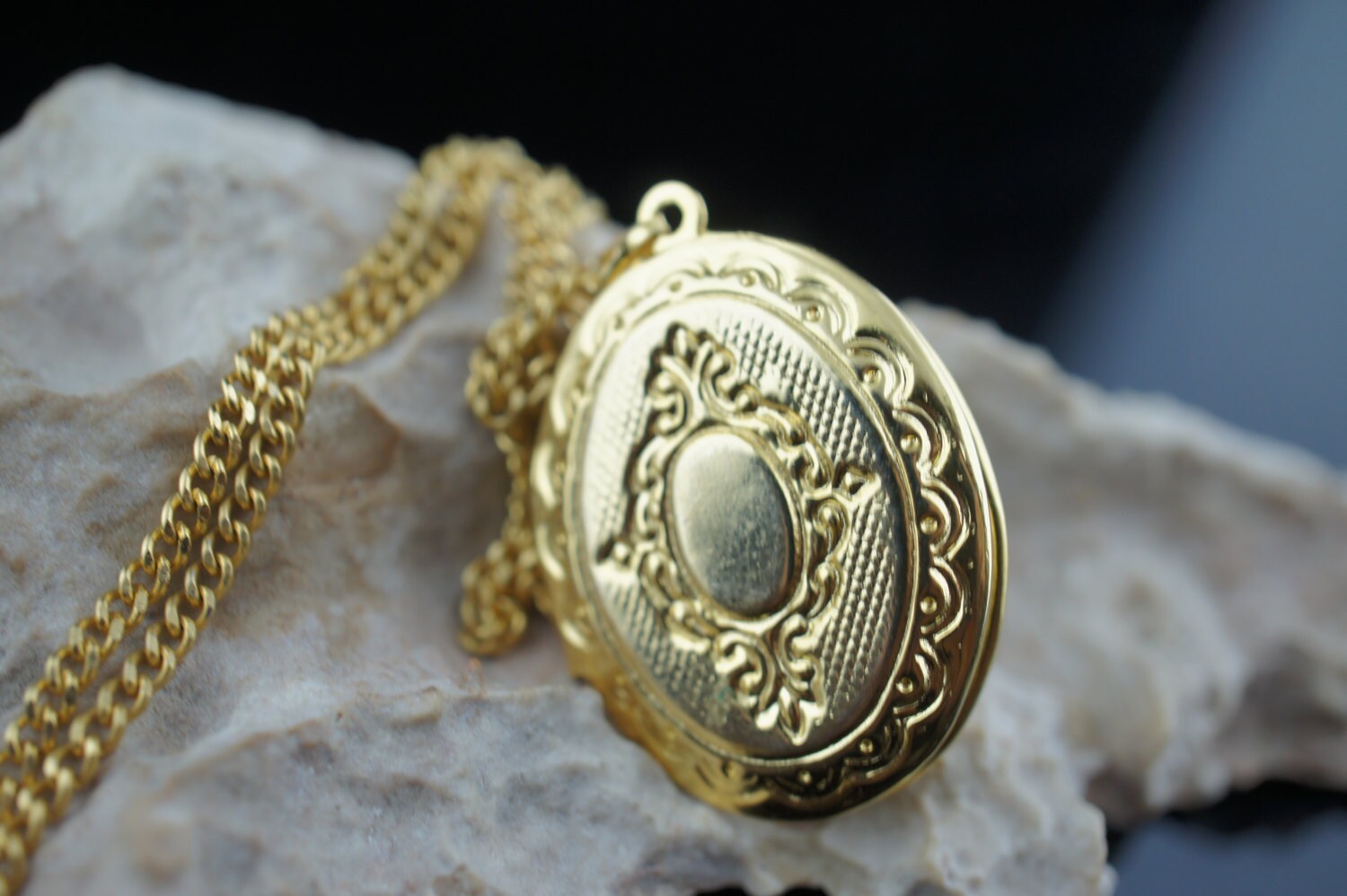 Médaillon Pendentif Ovale Doré Signé ATTIRE - Dimensions 3x1,5 Cm - Occasion Bon état