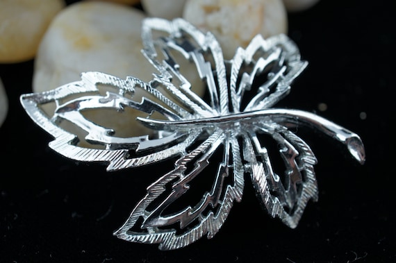 Vintage carven brooch - Gem