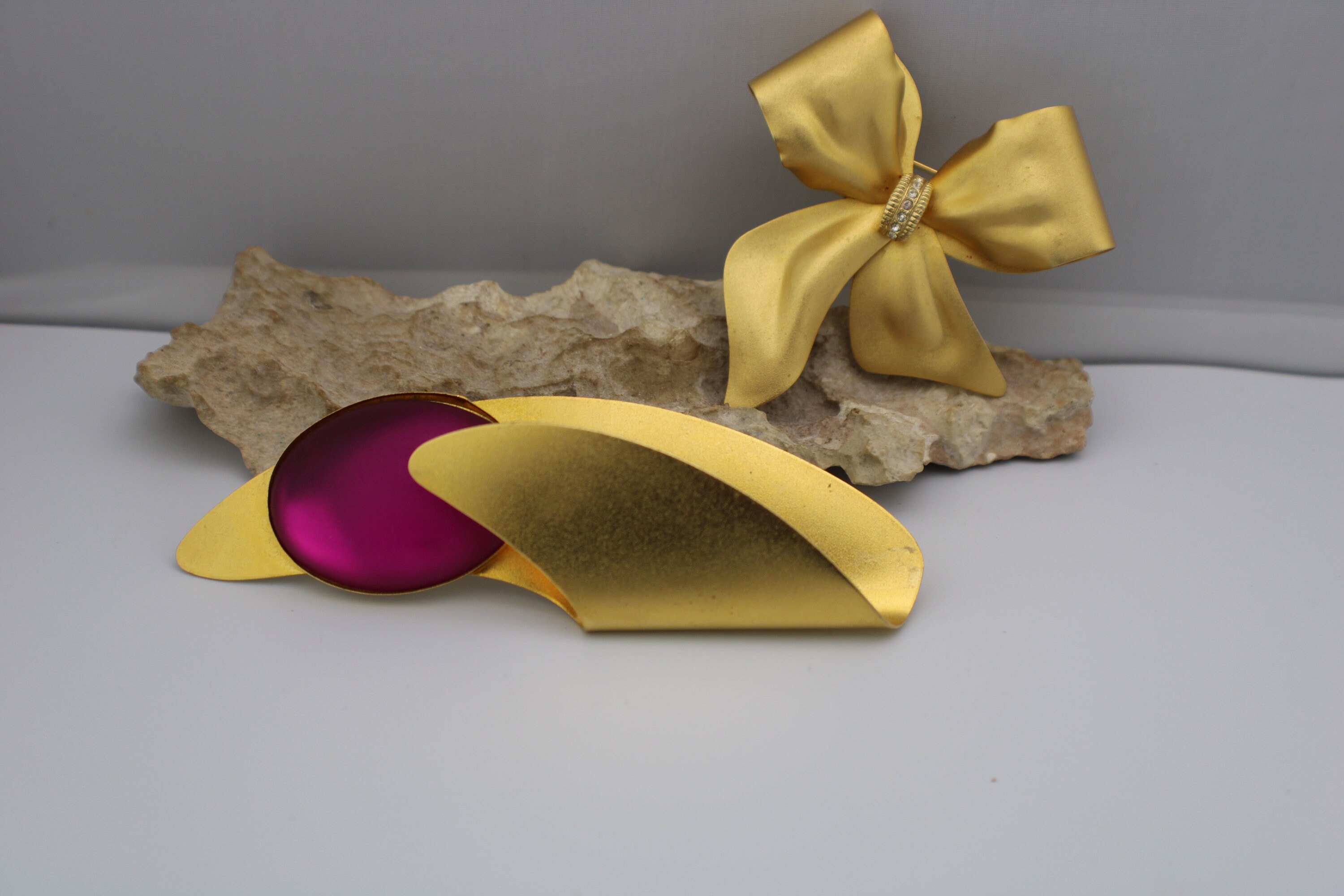 Jewelry Brooch Brooches Pin Gold Tone CZ Faux Stone Pink Bow