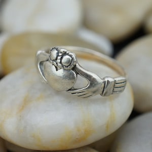 STERLING SILVER 925 Vintage Ring Size 6 3/4 carved heart crown arms hands Cocktail Statement  band Art Deco Jewelry st528