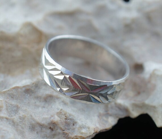 Vintage 925 LT Sterling Silver Ring Size 8 Hammered Design Wide