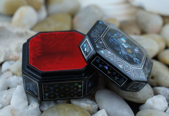 Vintage schwarz Kunststoff Container kleine Box Quadrat Box Schmuck Lagerung Vintage Schmuck Organizer Fall Ring Ohrring Halskette Blumen-Design HO