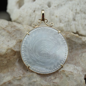 Vintage Art Deco Gold Solid 14k Yellow Gold  Natural Shell Pendant Necklace Disk Circle Picture DD