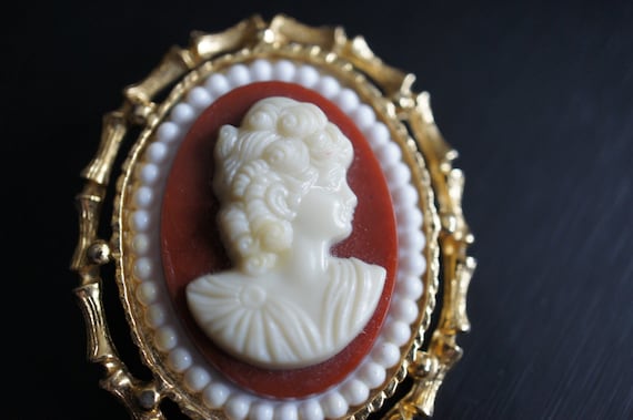 Vintage Jewelry  Victorian Golden Gold Tone Cameo Lady Pin Brooch Beautifully Detailed M-067
