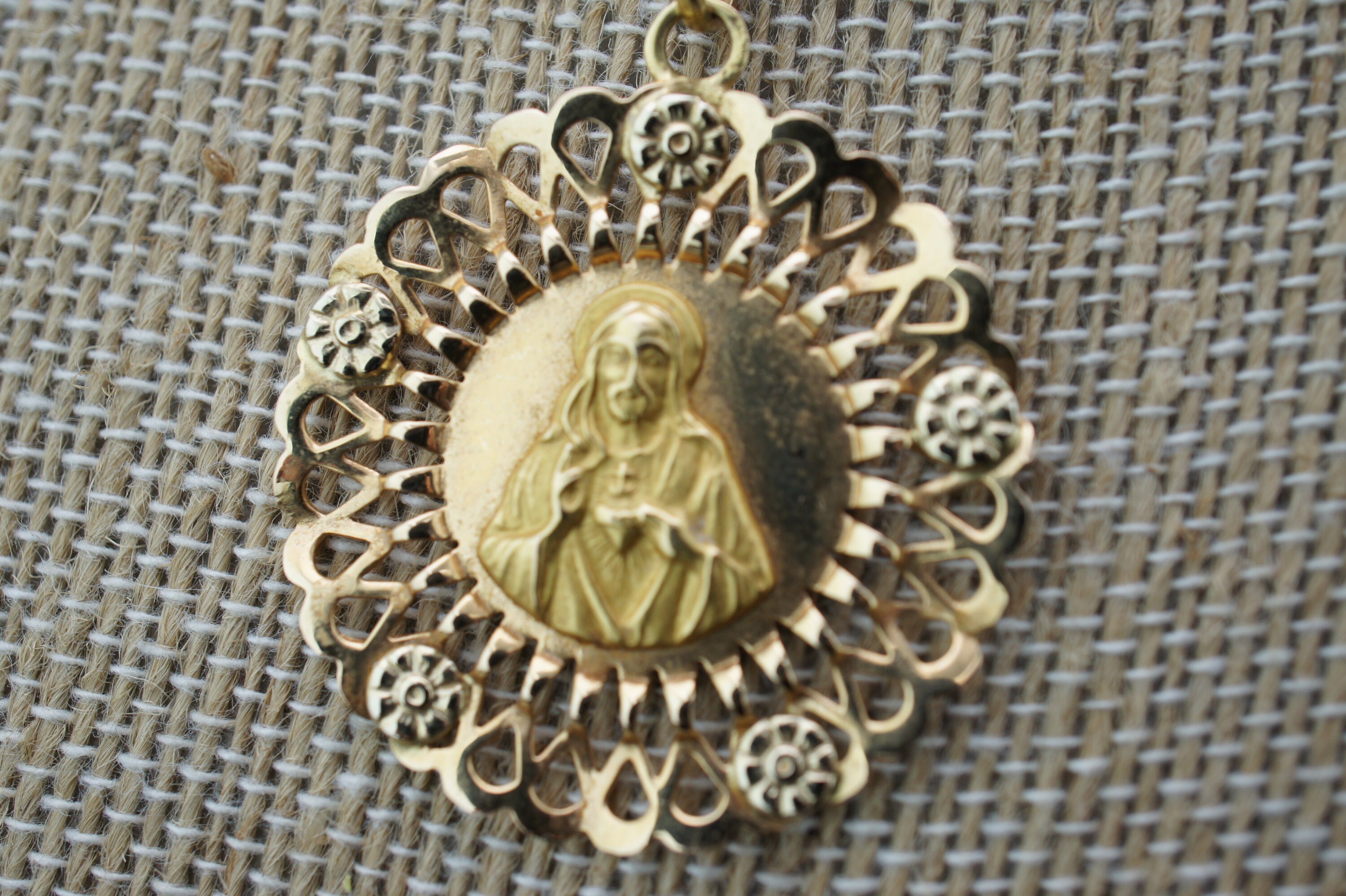 Solid Gold 750 18K Vintage Jewelry Yellow Gold  Sacred Heart of Jesus God Medal Pendant Filigree Holy  Religious L1