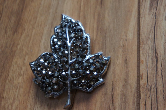 Vintage  Jewelry Cubic Zirconia Brooch Liaf Pin D… - image 1