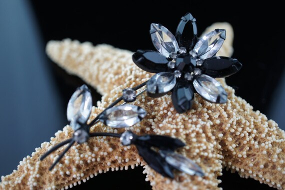 Broche Art Nouveau Cristaux Strass Blancs Et Saphir Noir – Grande Taille, Métal Alliage, Neuve Sans Boîte