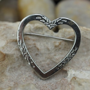 925 Art Deco Jewelry Brooch Vintage Sterling Silver Heart Diamond Cut Floral Design Pin Vintage circa Modernist  *502