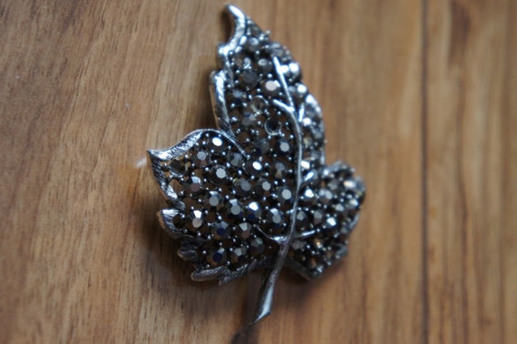 Vintage  Jewelry Cubic Zirconia Brooch Liaf Pin D… - image 5