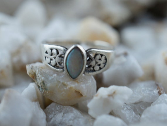 Bague Art Déco En Argent Massif Avec Filigrane - Ornée De Perles De Culture Et Opale De Feu, Neuf Sans Emballage