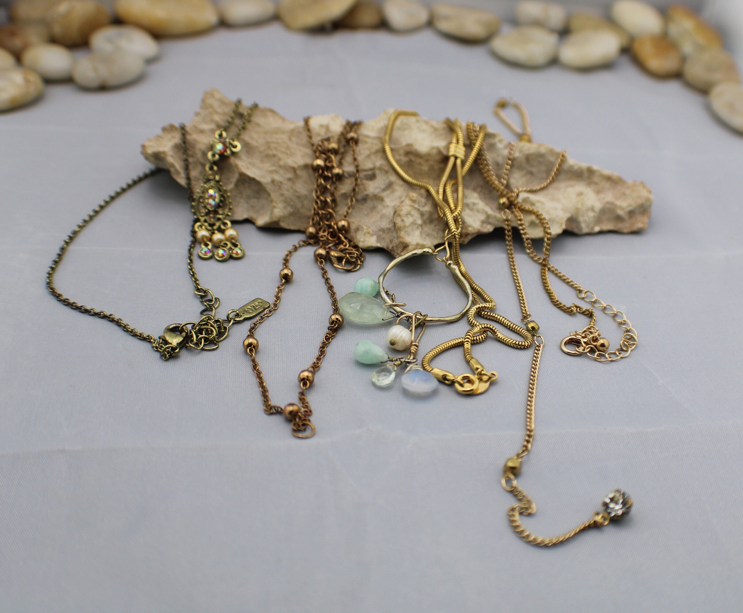 Lot De 4 Colliers Vintage - Pendentifs En Bois Sur Chaîne Dorée - Occasion