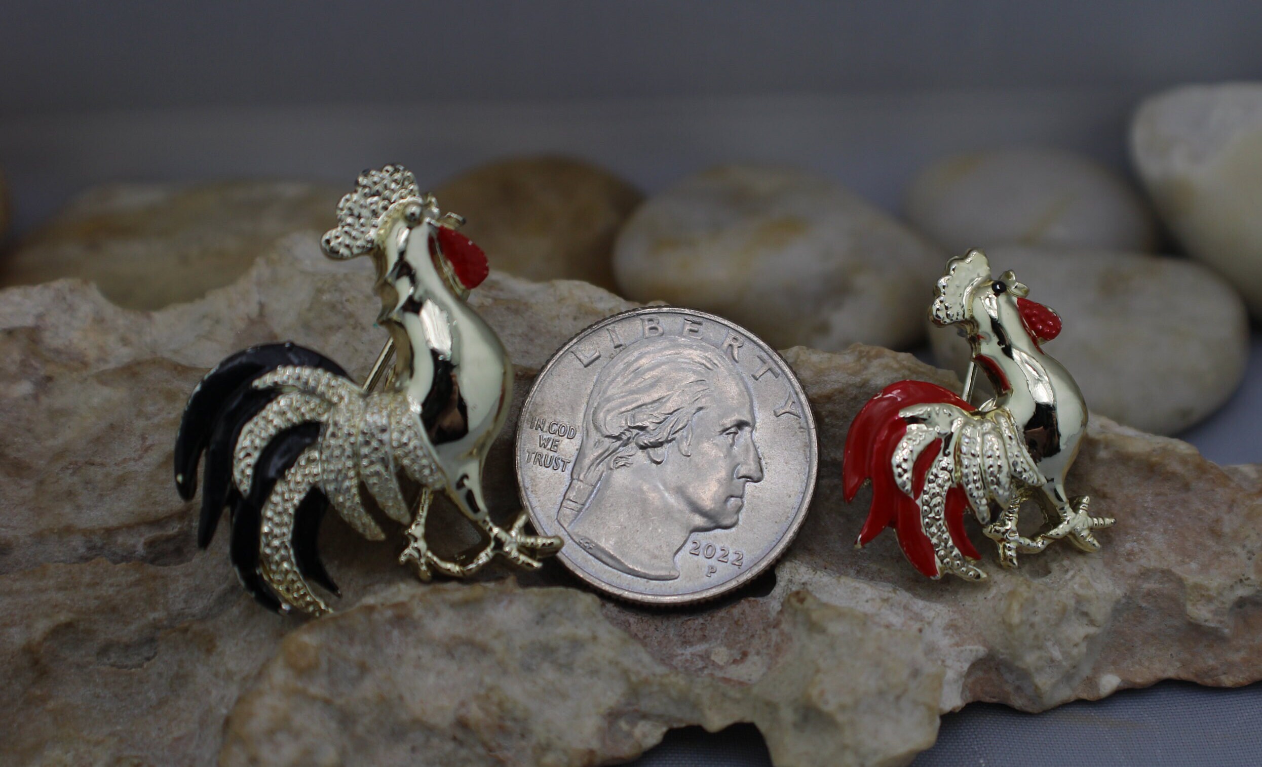 Broche Ancienne Coq En Filigrane Et émail - Bijou Vintage, Couleur Dorée, Bon état