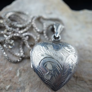 Vintage Art Deco Pendant heart opens 925 Sterling silver  Jewelry necklace chain box design 925 choker Italy  minimalist Modernist q087