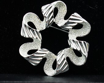 Jewelry Vintage Sarah Coventry Silver Tone Circle Ribbon Brooch/Broach Circa Minimalist Modernist Graceful sa325