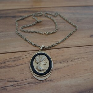 Vintage Jewelry Necklace  Pendant  Hand Curved Woman /Lady Cameo Collectable  Gold  E-096