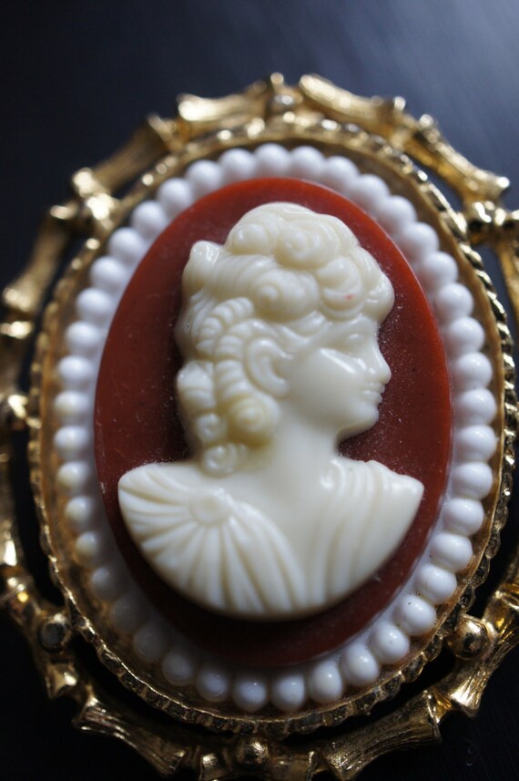 Vintage Jewelry  Victorian Golden Gold Tone Cameo Lady Pin Brooch Beautifully Detailed M-067 View 3