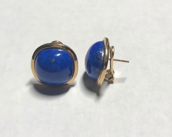 Könnte beinhalten: Ein Paar goldene Ohrclips mit blauen Lapislazuli-Steinen.