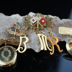 以下が含まれることがあります： ハートの中に人物が描かれたもの、