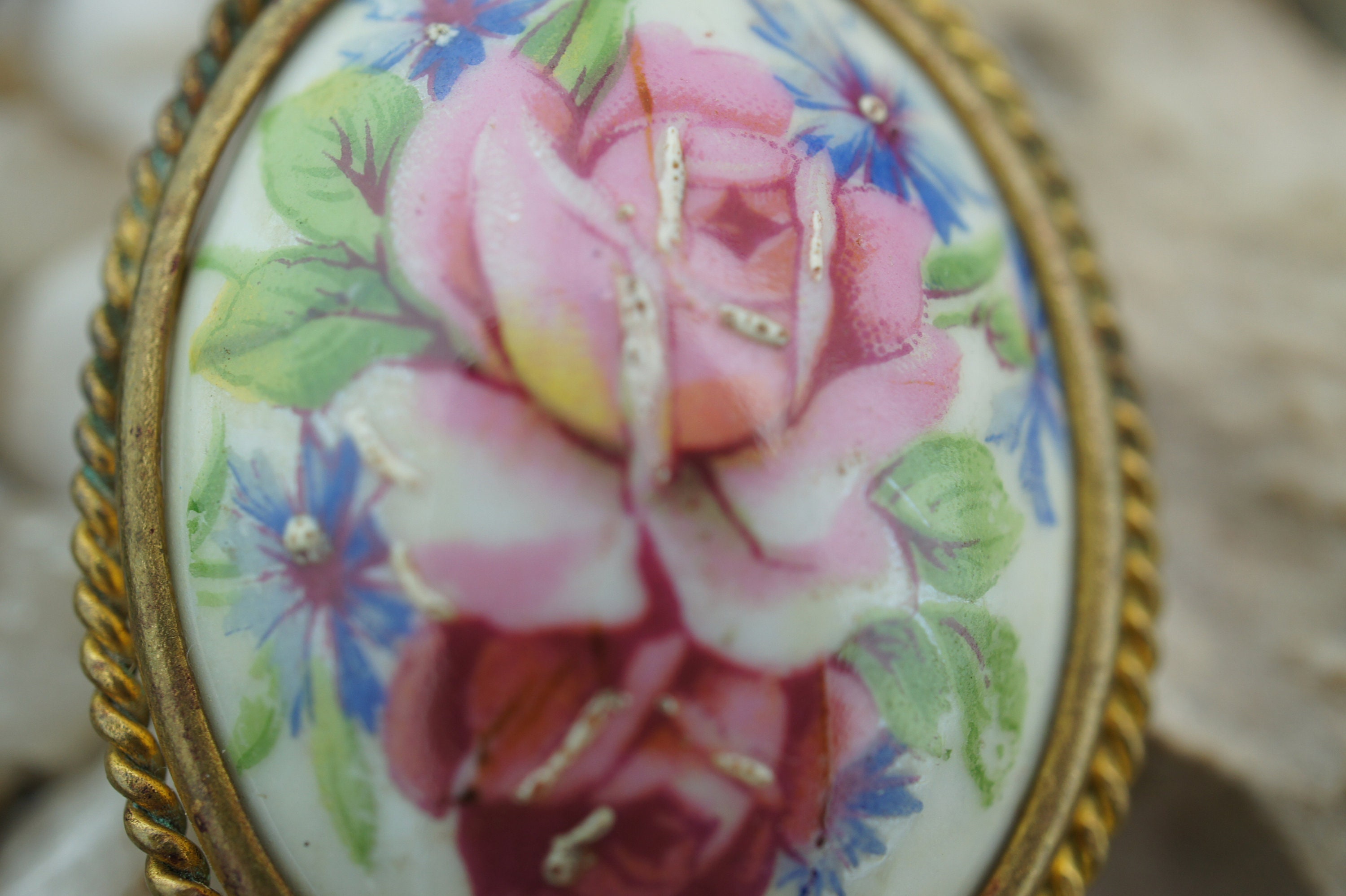 Broche vintage en porcelaine victorienne peinte à la main avec des fleurs roses roses - France