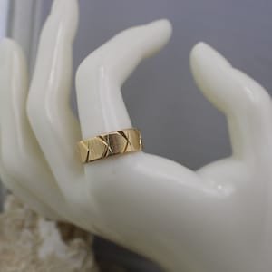 14k Solid Gold Yellow Artcarved Wide Women&#39;s Wedding Band Ring Engagements Wide Ring 8mm Designer Size 9 1/4 Band Diamond Cut  Design