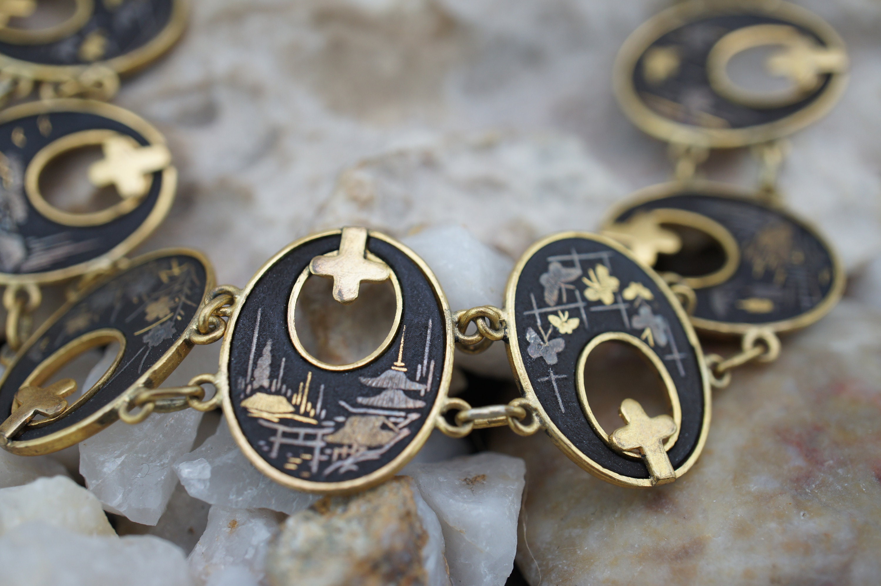 値引【VINTAGE)   Modern Bracelet Japan Vintage Art Deco Bracelet 24K Gold Plated Links Oval Cross