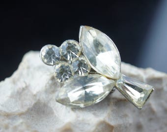 Broche Fantaisie Doca - Fleur En Métal Argenté Avec Strass Parme Et Blanc - Neuve Avec étiquette
