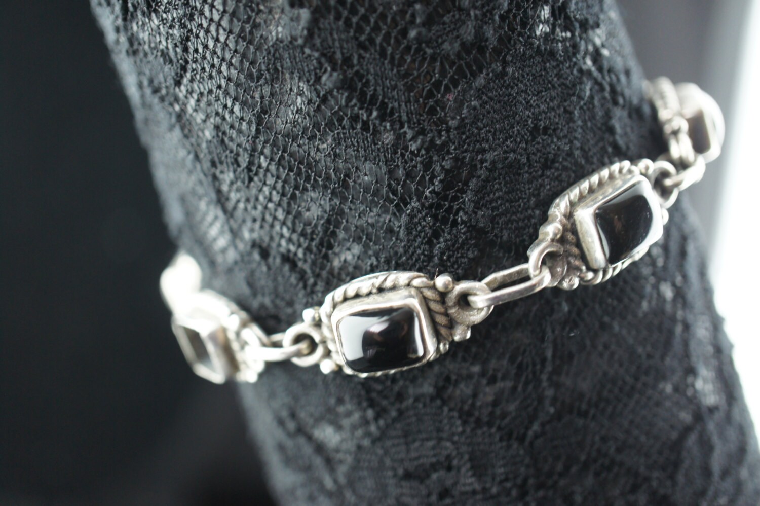 Bracelet Art Déco Argenté Avec 7 Cabochons D'Onyx Noir - Longueur 17-18 Cm - Occasion