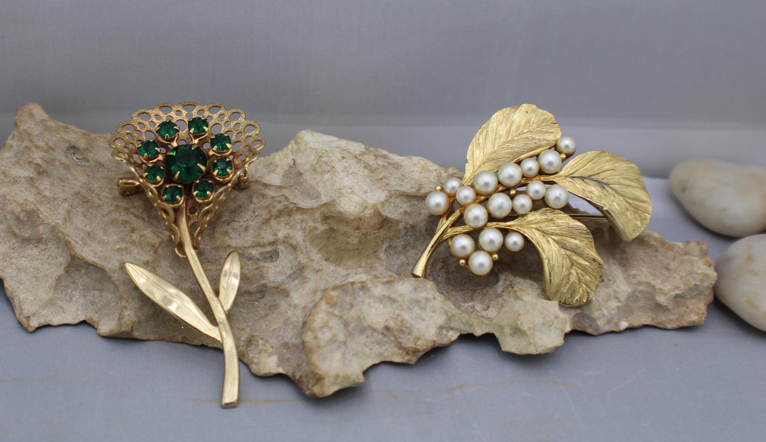 Broche Vintage Bijou Fantaisie En Métal Doré Motif Feuilles Et Feuillages - Ancienne, Occasion
