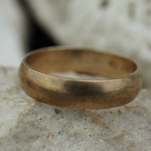 Solid Yellow Gold 10K Wedding Band Ring Engagements Size 4 3/4  DD